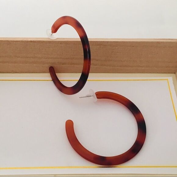 Tortoiseshell Acetate Lightweight Hoop Earrings NWT - Picture 2 of 7